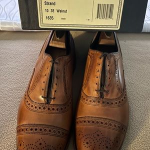 Walnut color AllenEdmonds 10 3R brand new on box. Men’s
